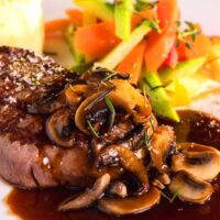 MEDALLONES DE CARNE CON SALSA DE CHAMPIÑONES